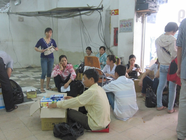 Nhân viên nhà thuốc phải kê ghế làm việc xử lý công nợ. Ảnh: A.M