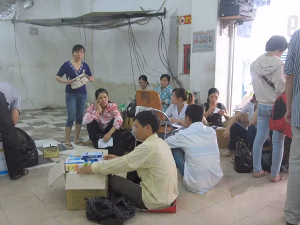 Nhân viên nhà thuốc phải kê ghế làm việc xử lý công nợ. Ảnh: A.M