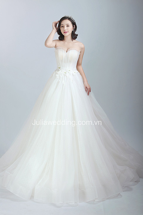 Quỳnh Cool và 'hai cô gái trong Thành phố' khoe váy cưới 2019 ảnh 3