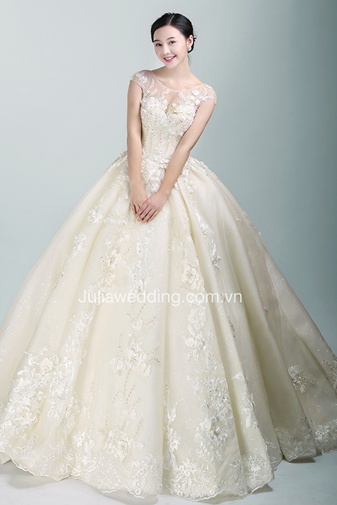 Quỳnh Cool và 'hai cô gái trong Thành phố' khoe váy cưới 2019 ảnh 4