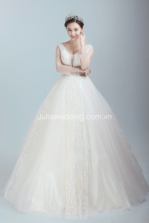 Quỳnh Cool và 'hai cô gái trong Thành phố' khoe váy cưới 2019 ảnh 8