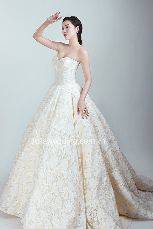 Quỳnh Cool và 'hai cô gái trong Thành phố' khoe váy cưới 2019 ảnh 9