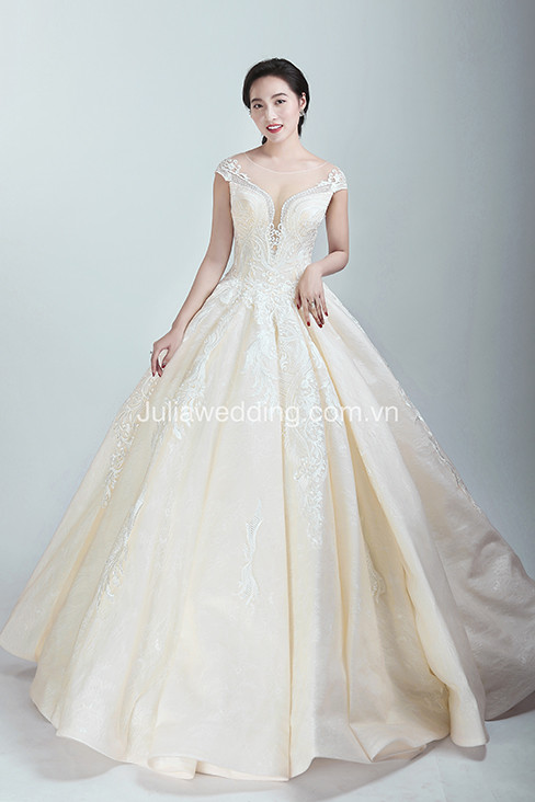 Quỳnh Cool và 'hai cô gái trong Thành phố' khoe váy cưới 2019 ảnh 7