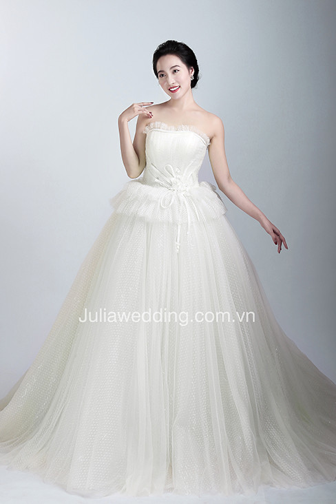 Quỳnh Cool và 'hai cô gái trong Thành phố' khoe váy cưới 2019 ảnh 5