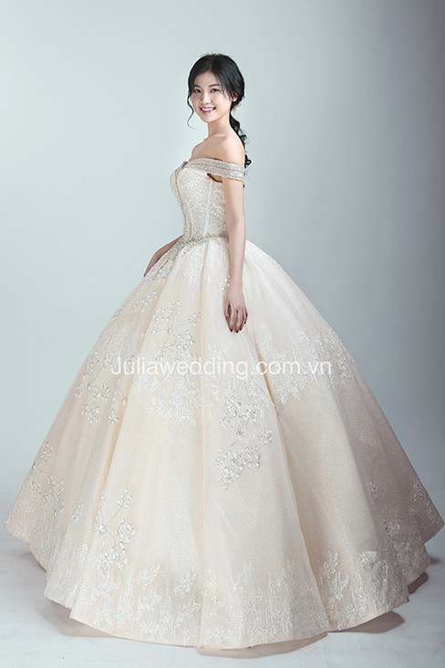 Quỳnh Cool và 'hai cô gái trong Thành phố' khoe váy cưới 2019 ảnh 1