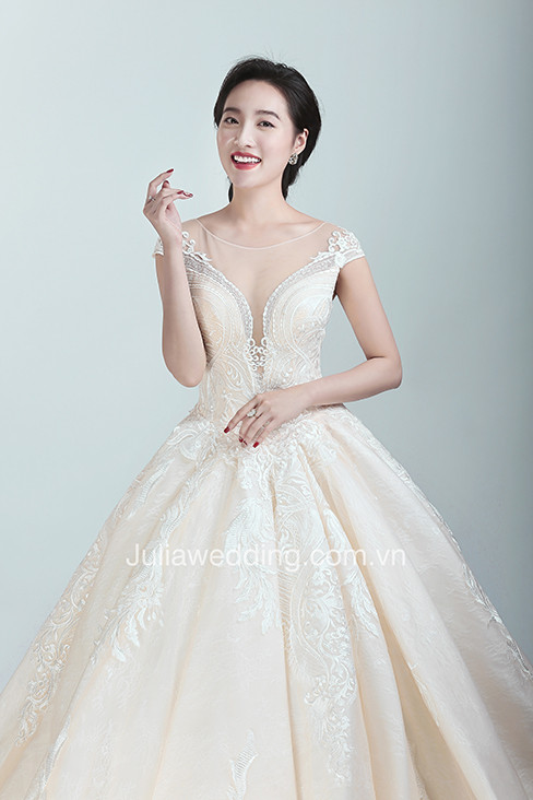 Quỳnh Cool và 'hai cô gái trong Thành phố' khoe váy cưới 2019 ảnh 10