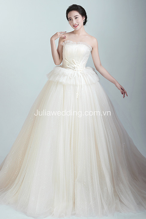 Quỳnh Cool và 'hai cô gái trong Thành phố' khoe váy cưới 2019 ảnh 6