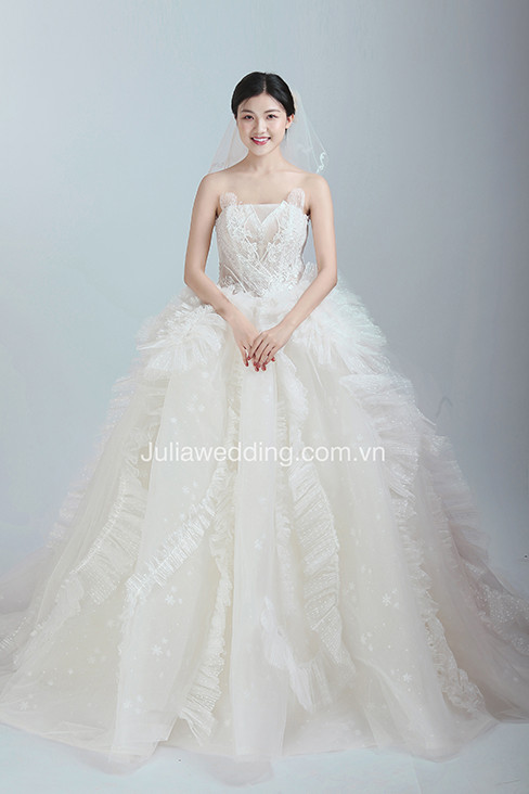 Quỳnh Cool và 'hai cô gái trong Thành phố' khoe váy cưới 2019 ảnh 11