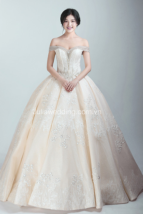 Quỳnh Cool và 'hai cô gái trong Thành phố' khoe váy cưới 2019 ảnh 2