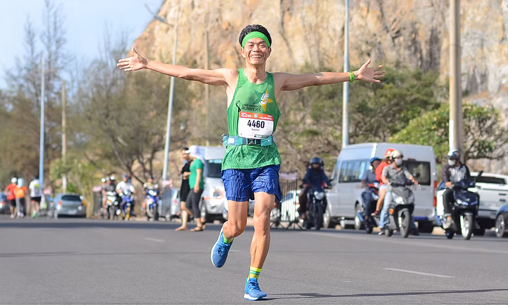Nụ cười chiến thắng 'đẫm mồ hôi' trên đường chạy Tiền Phong Marathon ảnh 12