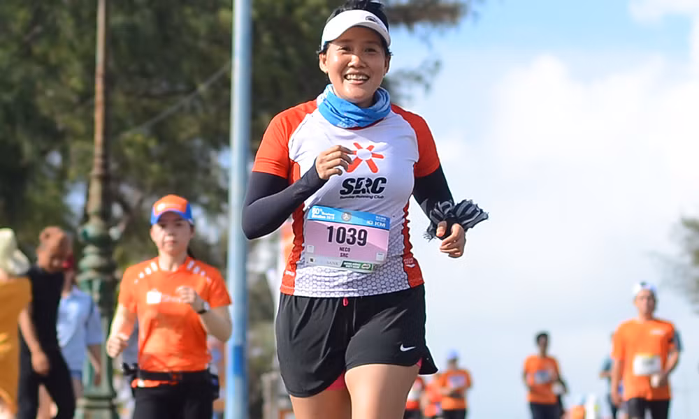 Nụ cười chiến thắng 'đẫm mồ hôi' trên đường chạy Tiền Phong Marathon ảnh 11