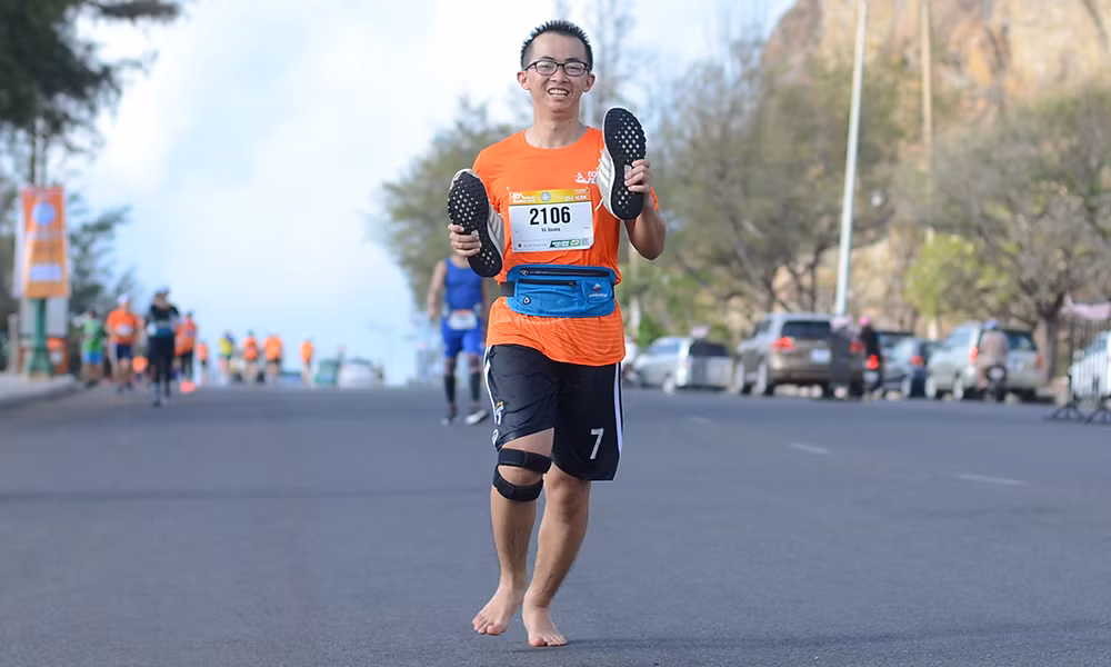 Nụ cười chiến thắng 'đẫm mồ hôi' trên đường chạy Tiền Phong Marathon ảnh 9
