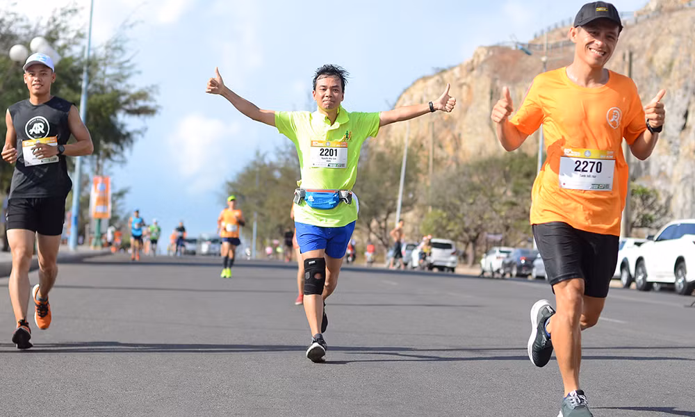 Nụ cười chiến thắng 'đẫm mồ hôi' trên đường chạy Tiền Phong Marathon ảnh 3