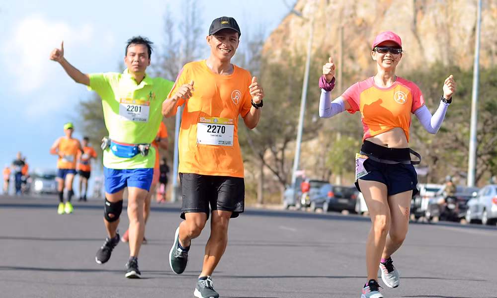 Nụ cười chiến thắng 'đẫm mồ hôi' trên đường chạy Tiền Phong Marathon ảnh 4