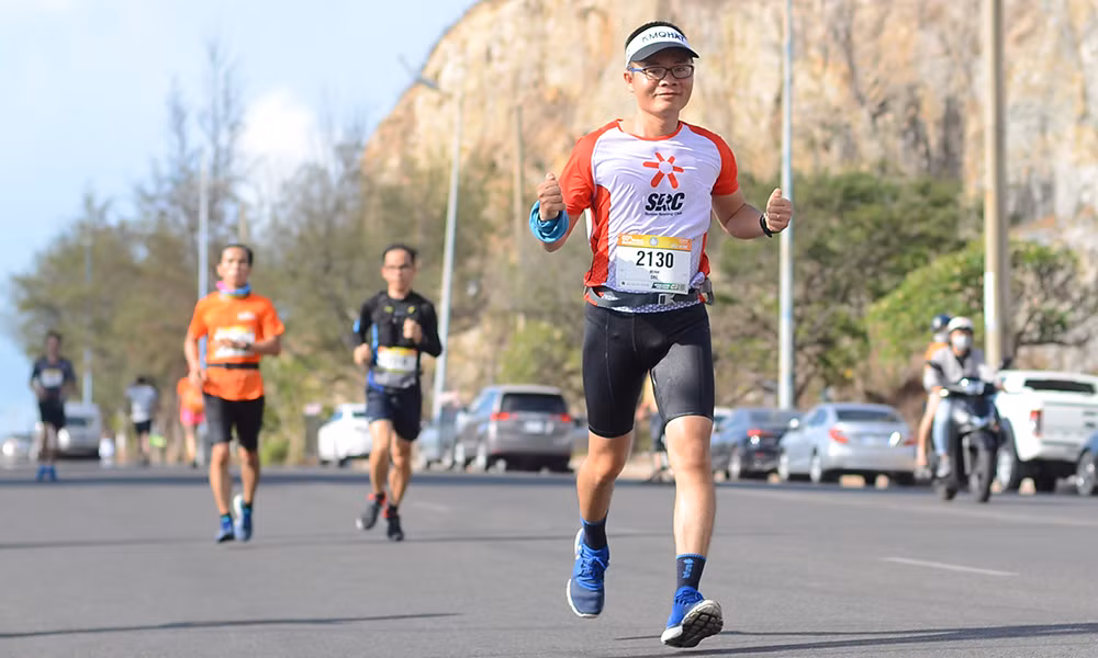 Nụ cười chiến thắng 'đẫm mồ hôi' trên đường chạy Tiền Phong Marathon ảnh 1
