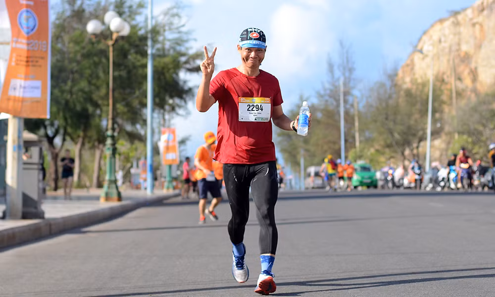 Nụ cười chiến thắng 'đẫm mồ hôi' trên đường chạy Tiền Phong Marathon ảnh 10