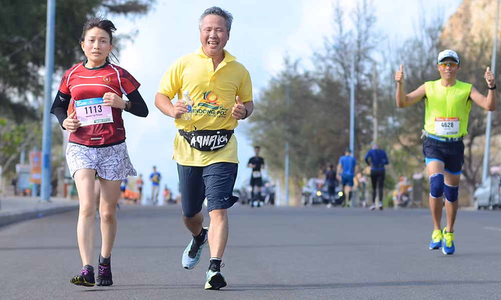 Nụ cười chiến thắng 'đẫm mồ hôi' trên đường chạy Tiền Phong Marathon ảnh 7