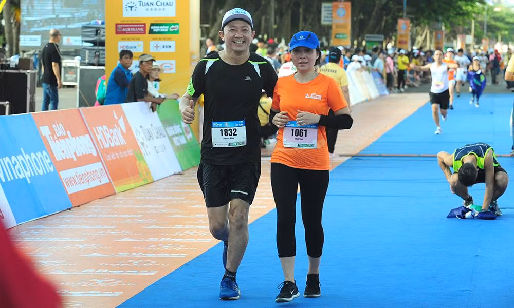 Nụ cười chiến thắng 'đẫm mồ hôi' trên đường chạy Tiền Phong Marathon ảnh 21