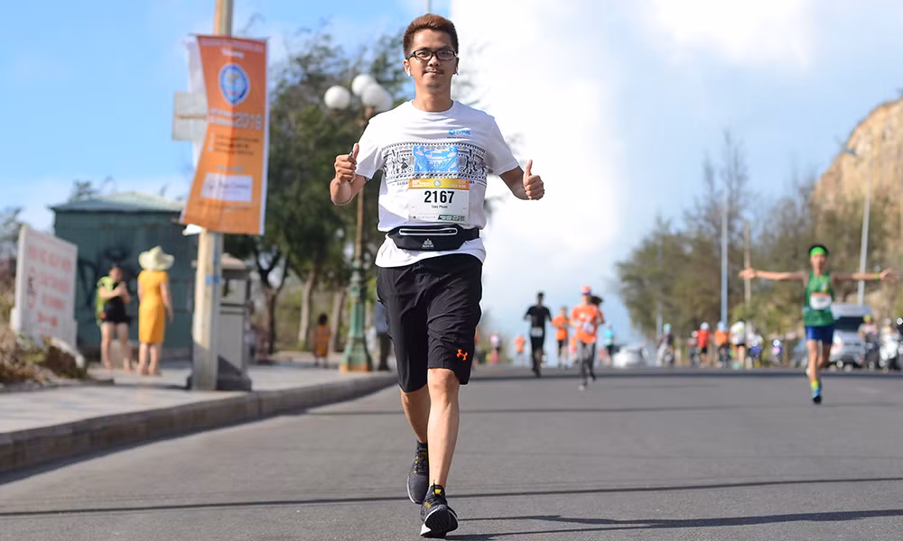 Nụ cười chiến thắng 'đẫm mồ hôi' trên đường chạy Tiền Phong Marathon ảnh 13