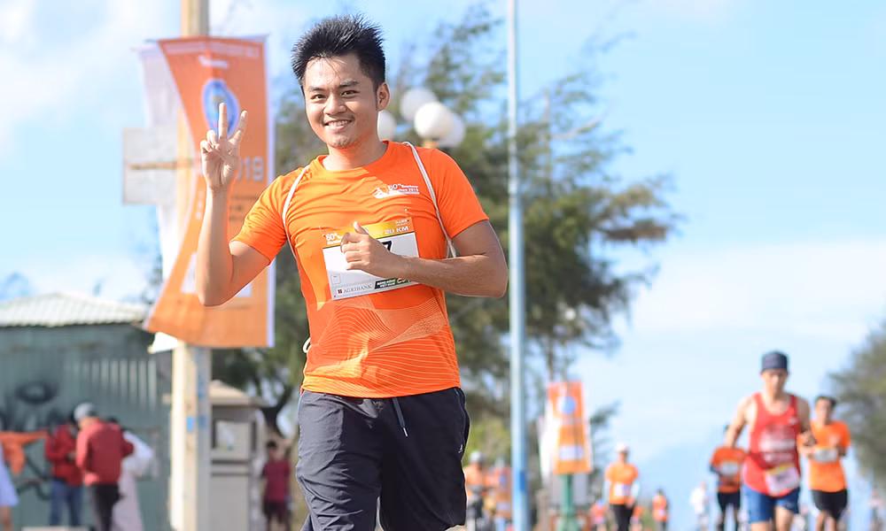 Nụ cười chiến thắng 'đẫm mồ hôi' trên đường chạy Tiền Phong Marathon ảnh 14