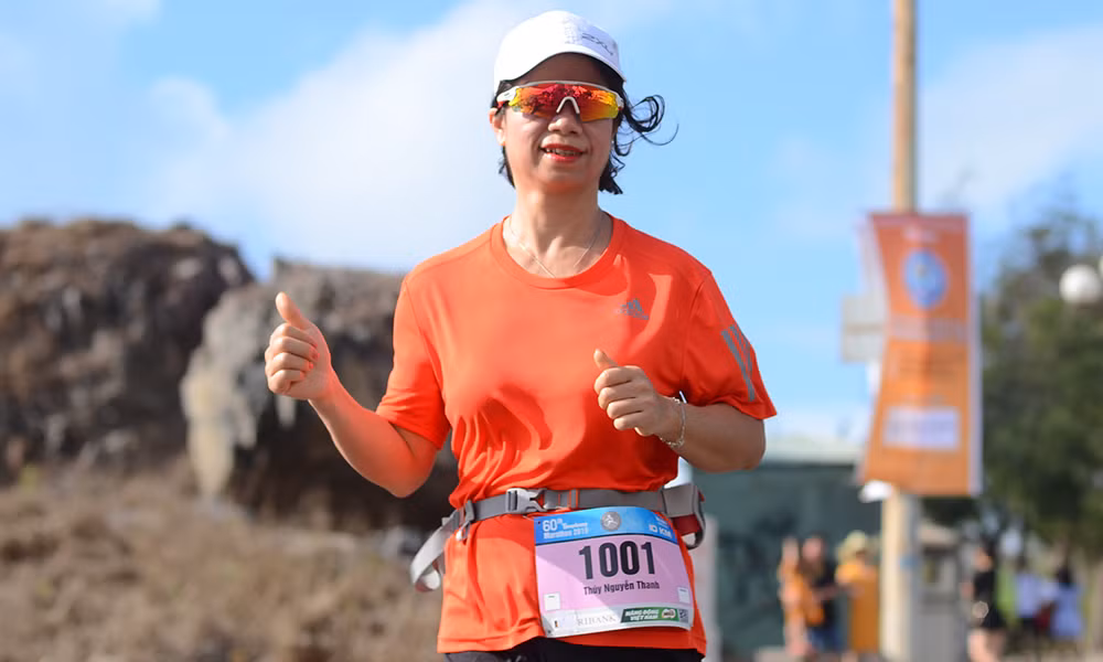 Nụ cười chiến thắng 'đẫm mồ hôi' trên đường chạy Tiền Phong Marathon ảnh 15