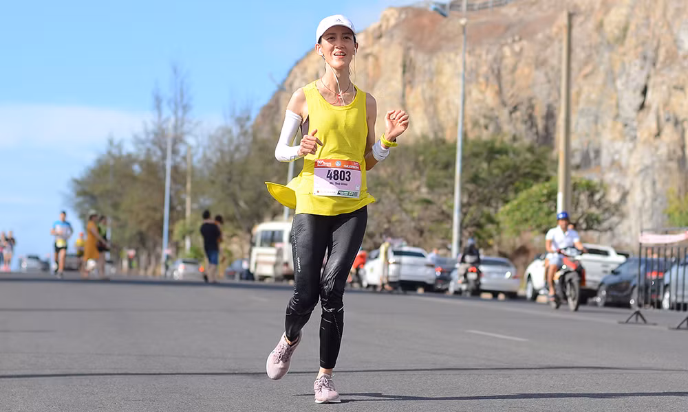 Nụ cười chiến thắng 'đẫm mồ hôi' trên đường chạy Tiền Phong Marathon ảnh 16