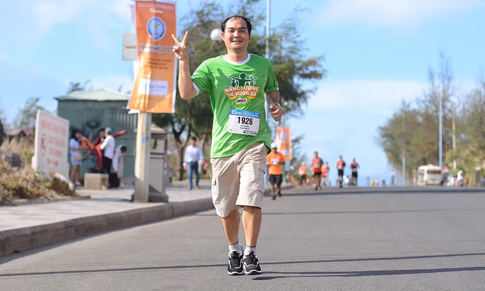 Nụ cười chiến thắng 'đẫm mồ hôi' trên đường chạy Tiền Phong Marathon ảnh 17