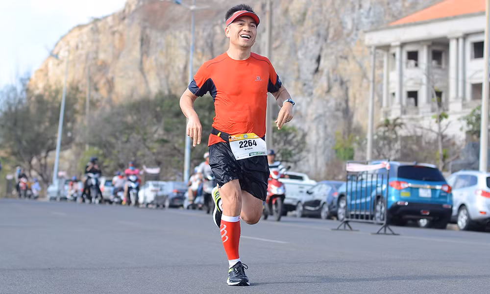 Nụ cười chiến thắng 'đẫm mồ hôi' trên đường chạy Tiền Phong Marathon ảnh 8