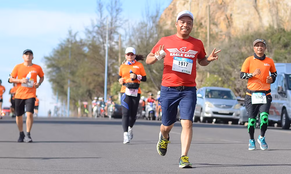 Nụ cười chiến thắng 'đẫm mồ hôi' trên đường chạy Tiền Phong Marathon ảnh 19
