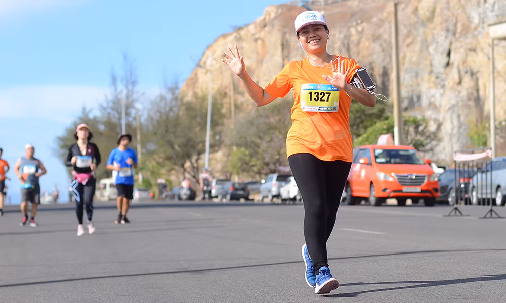 Nụ cười chiến thắng 'đẫm mồ hôi' trên đường chạy Tiền Phong Marathon ảnh 18