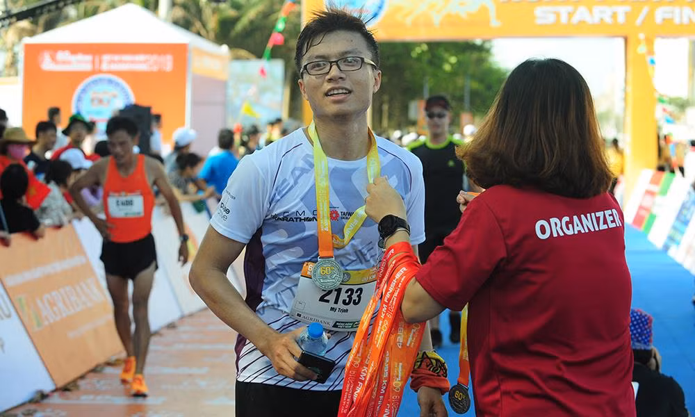 Nụ cười chiến thắng 'đẫm mồ hôi' trên đường chạy Tiền Phong Marathon ảnh 22