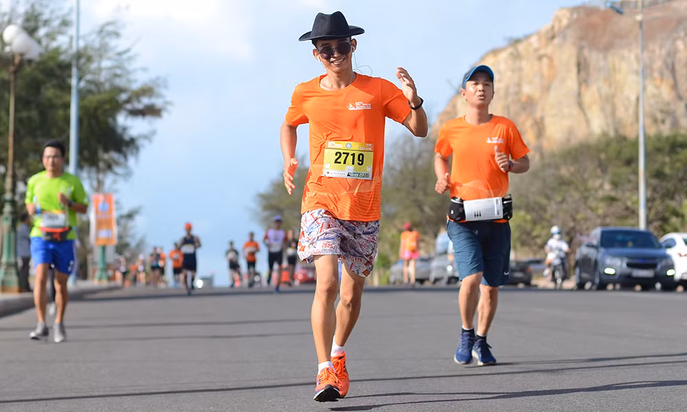 Nụ cười chiến thắng 'đẫm mồ hôi' trên đường chạy Tiền Phong Marathon ảnh 2