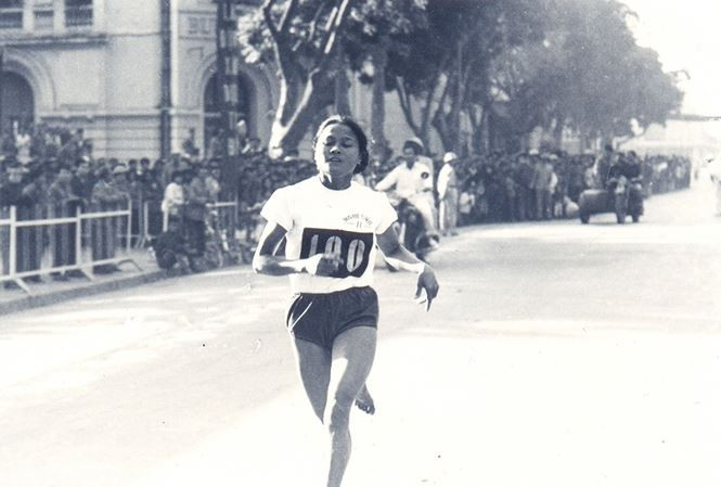 Những bước chân trần chinh phục đường chạy Tiền Phong Marathon ảnh 13