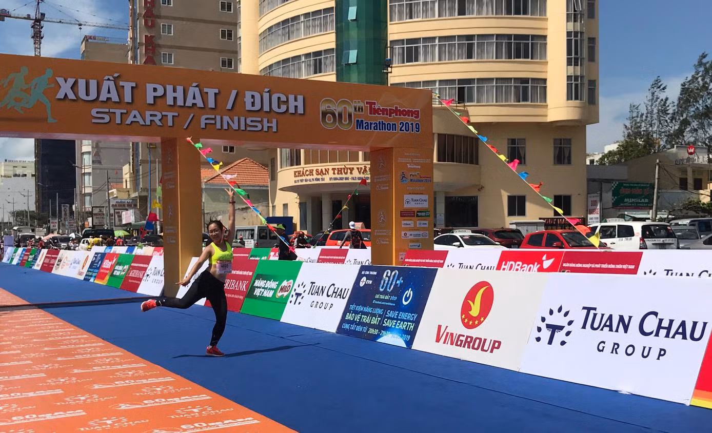 Nụ cười chiến thắng 'đẫm mồ hôi' trên đường chạy Tiền Phong Marathon ảnh 6