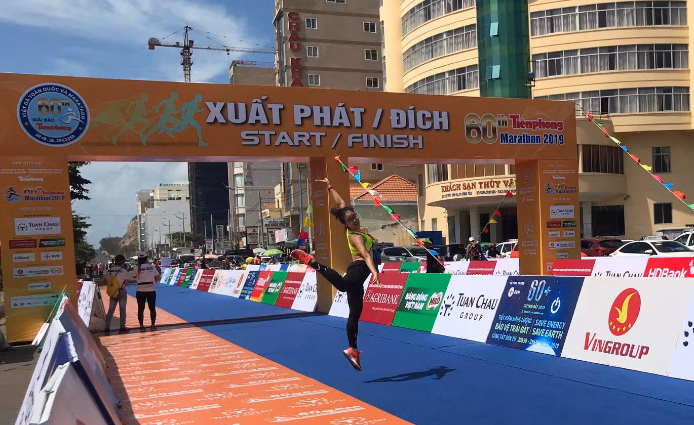 Nụ cười chiến thắng 'đẫm mồ hôi' trên đường chạy Tiền Phong Marathon ảnh 5