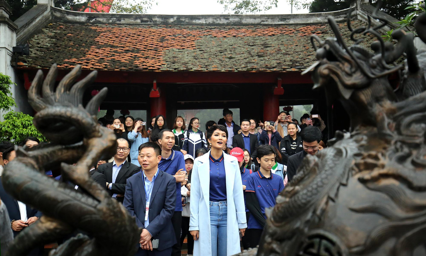 Hoa hậu H'hen Niê duyên dáng trong hành trình Tri ân tại Hà Nội ảnh 6