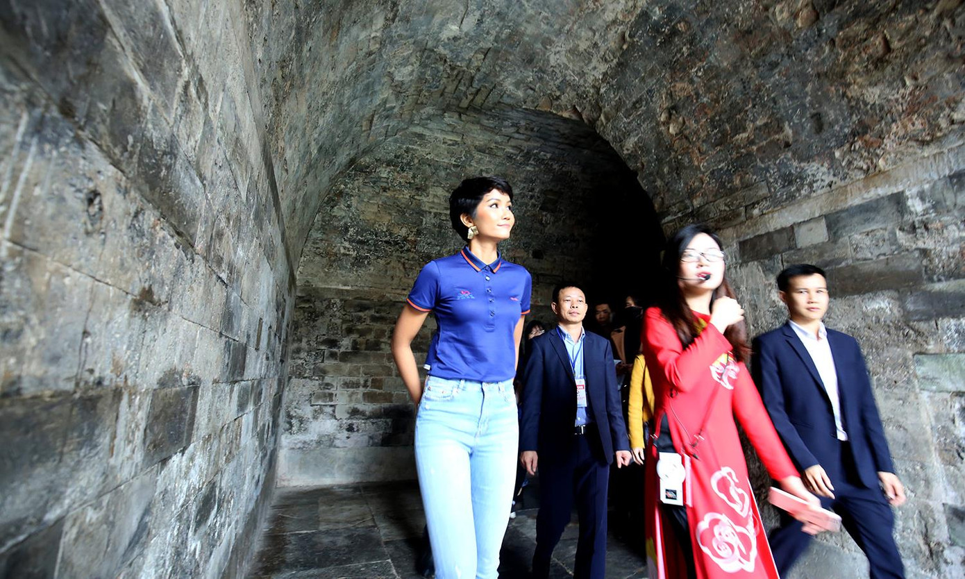 Hoa hậu H'hen Niê duyên dáng trong hành trình Tri ân tại Hà Nội ảnh 8