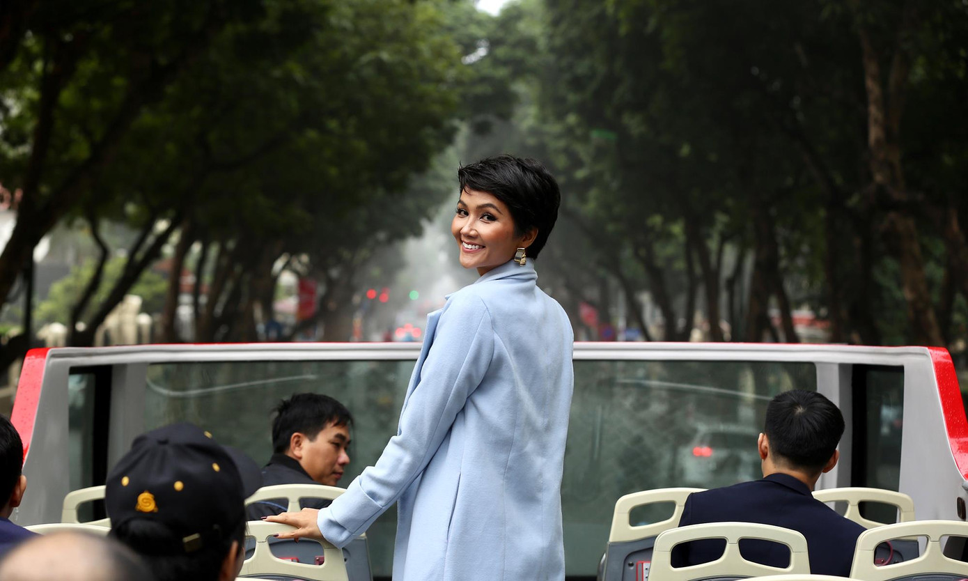 Hoa hậu H'hen Niê duyên dáng trong hành trình Tri ân tại Hà Nội ảnh 2