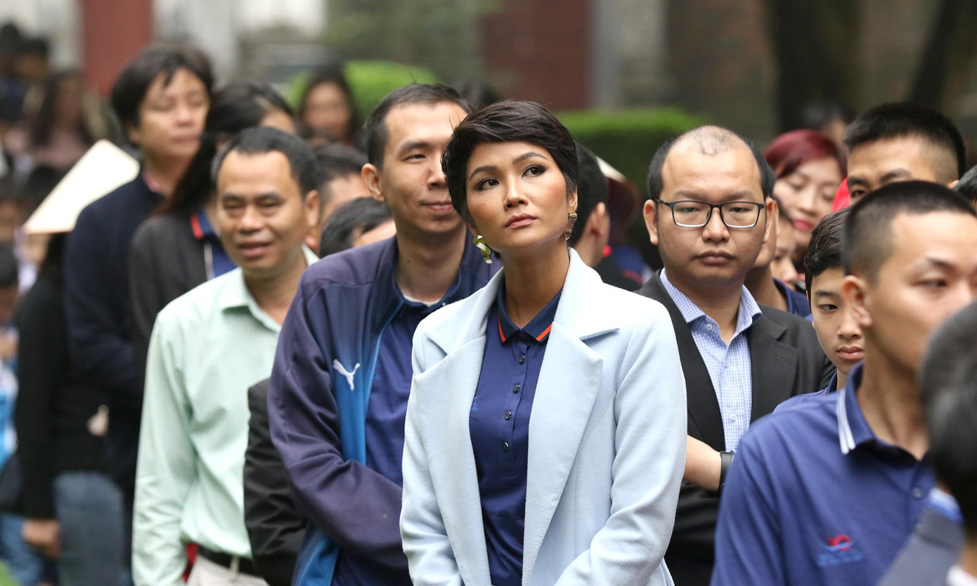 Hoa hậu H'hen Niê duyên dáng trong hành trình Tri ân tại Hà Nội ảnh 7