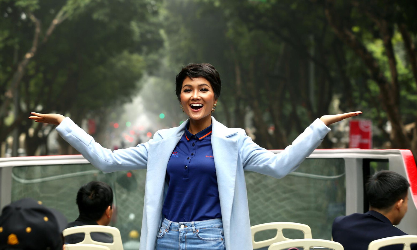 Hoa hậu H'hen Niê duyên dáng trong hành trình Tri ân tại Hà Nội ảnh 3