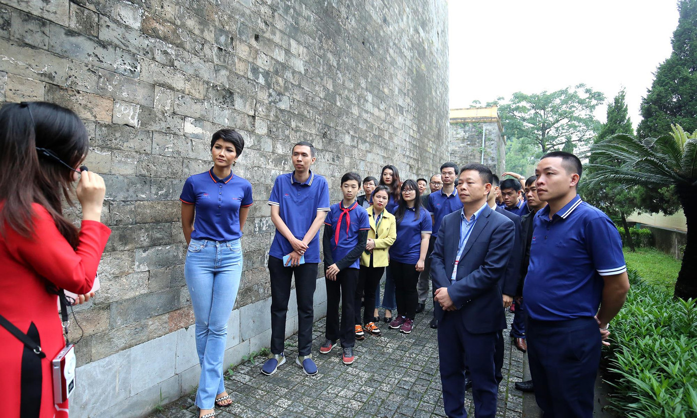 Hoa hậu H'hen Niê duyên dáng trong hành trình Tri ân tại Hà Nội ảnh 9