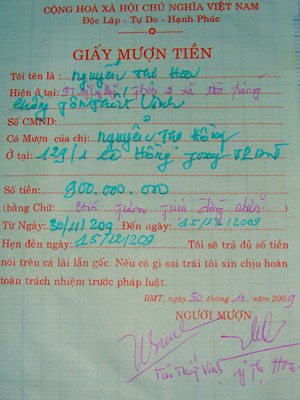 Sau khi vay ké, cò Hoa thường chuyển sang viết giấy nhận nợ