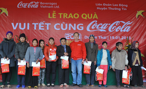 Công ty Coca-Cola trao gần 500 phần quà Tết giúp các hộ gia đình khó khăn ở huyện Thường Tín (Hà Nội) chuẩn bị đón Tết Quý Tỵ 2013