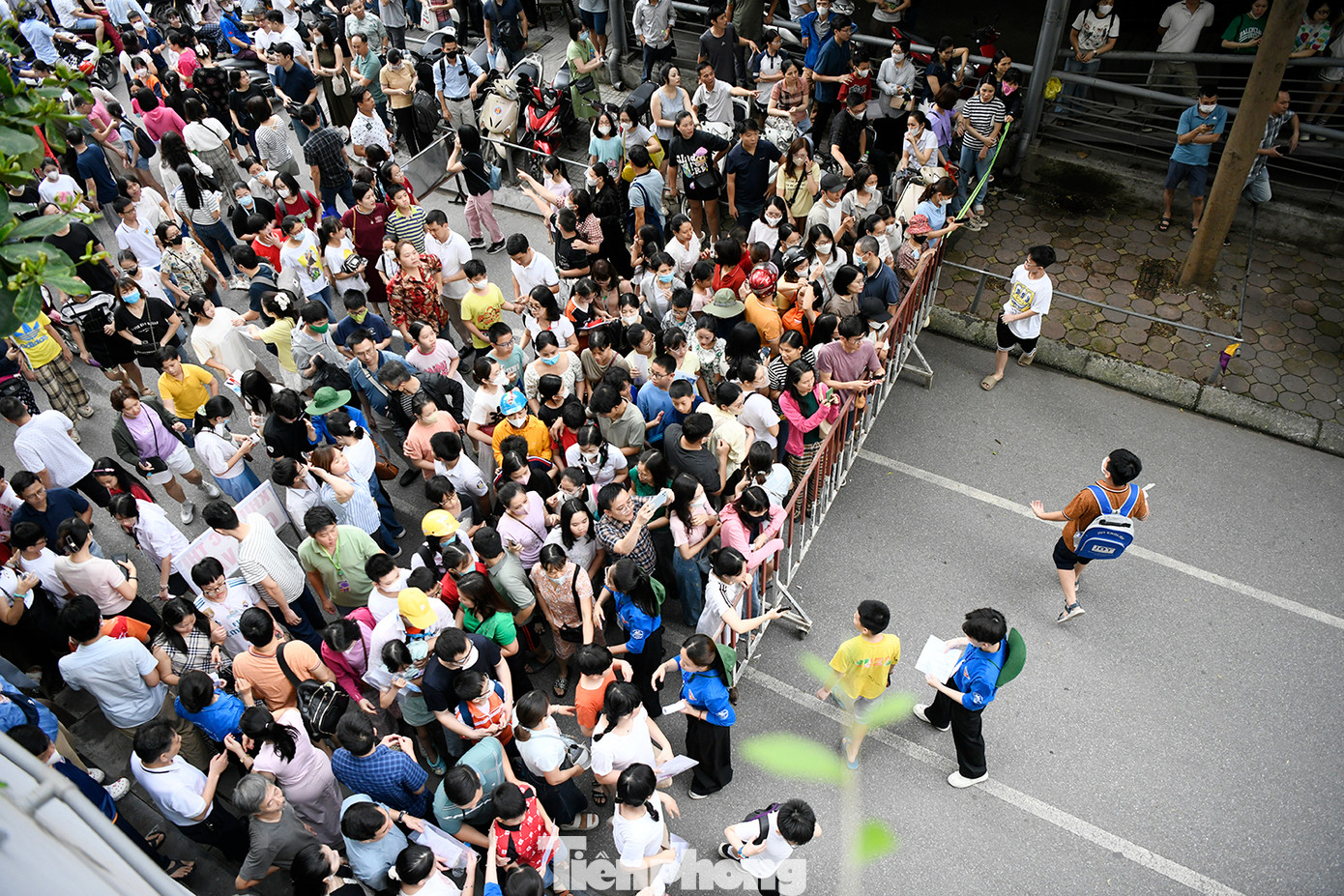 Hàng nghìn học sinh Hà Nội làm bài thi đánh giá năng lực vào lớp 6 ở trường THCS& THPT Nguyễn Tất Thành. Ảnh: Như Ý Hàng nghìn học sinh Hà Nội làm bài thi đánh giá năng lực vào lớp 6 ở trường THCS& THPT Nguyễn Tất Thành. Ảnh: Như Ý