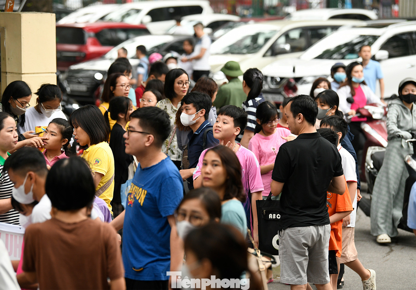 Hàng nghìn thí sinh được phụ huynh đưa đến dự thi Hàng nghìn thí sinh được phụ huynh đưa đến dự thi