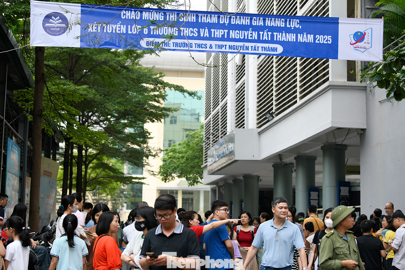 Kỳ thi năm nay có tổng số 5.709 thí sinh tham dự, trong khi đó chỉ tiêu là 320 học sinh, tương đương tỉ lệ chọi 1/18. Kỳ thi năm nay có tổng số 5.709 thí sinh tham dự, trong khi đó chỉ tiêu là 320 học sinh, tương đương tỉ lệ chọi 1/18.