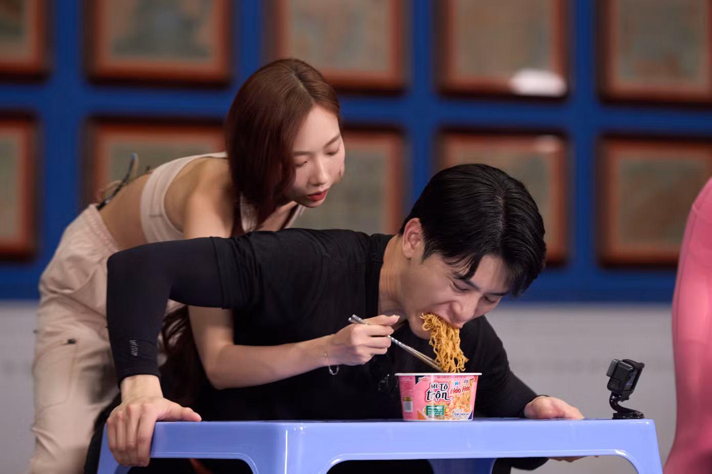 Các người chơi thực hiện thử thách vượt sào, ăn mì, vừa bồng bế người chơi nữ vừa squat... Các người chơi thực hiện thử thách vượt sào, ăn mì, vừa bồng bế người chơi nữ vừa squat...