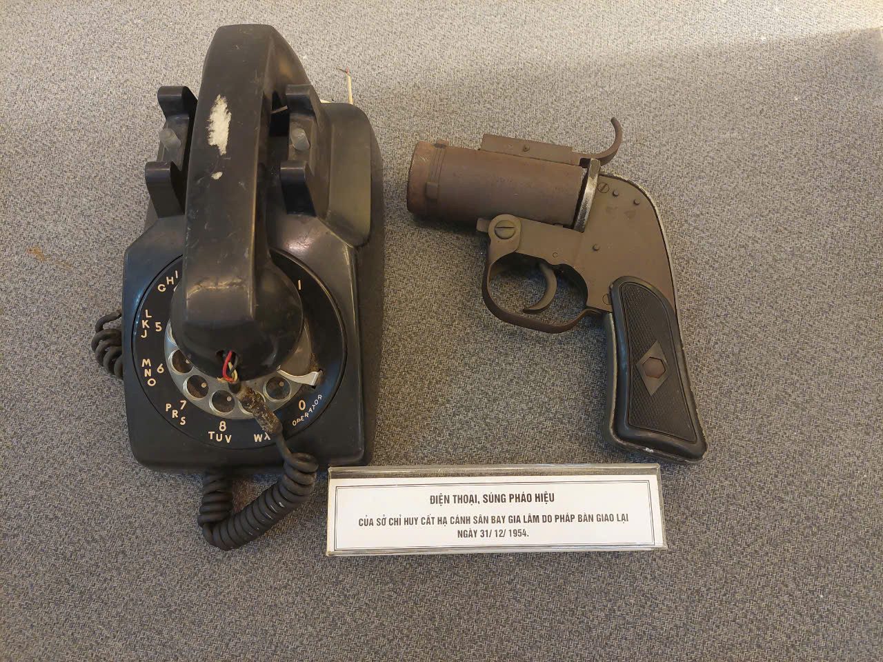 Ảnh chụp hiện vật điện thoại, súng pháo hiệu của Sở chỉ huy cất hạ cánh sân bay Gia Lâm do Pháp bàn giao lại ngày 31/12/1954 được trưng bày tại Bảo tàng Hàng không.