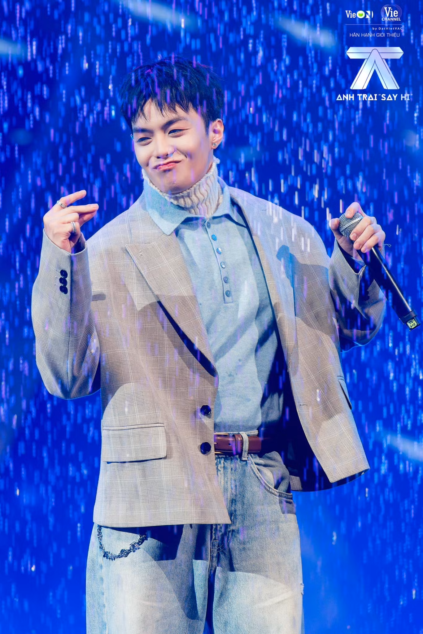 Sau ồn ào phát ngôn, Negav rút khỏi concert 2 Anh trai say hi.