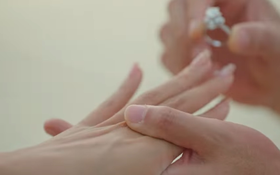 Anh Đào nhận lời cầu hôn của Anh Tuấn. Ảnh: Chụp màn hình.